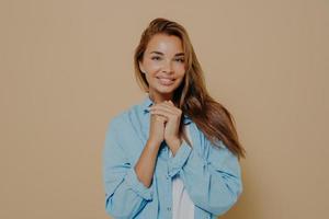 charmante jonge lachende Europese vrouw die zich voordeed op camera in studio foto