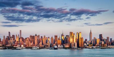 midtown Manhattan wolkenkrabbers als gevolg van licht bij zonsondergang, new york city foto