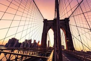 Brooklyn Bridge zonsondergang met Manhattan skyline ons