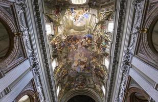 fresco's van andrea pozzo op sant ignazio plafonds, rome, italië foto