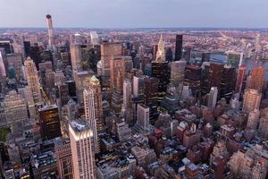 New York City met wolkenkrabbers bij zonsondergang