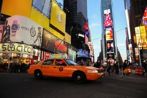 taxi's op 7th Avenue soms Times Square, New York City foto