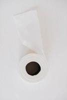 rol wit toiletpapier op een witte achtergrond foto
