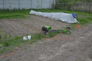 kas en kas voor het planten van groenten in het dorp foto