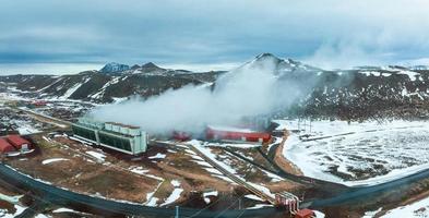 luchtfoto van de krafla-elektriciteitscentrale in ijsland. foto