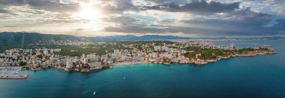 luchtfoto op het eiland mallorca, haven en zee, stad palma-de-mallorca. foto