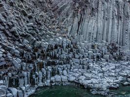 episch uitzicht op de studlagil basalt canyon, ijsland. foto