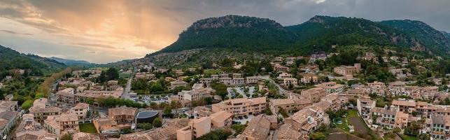 panoramisch luchtfoto van het dorp valdemossa in mallorka foto