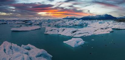 schilderachtig uitzicht op ijsbergen in jokulsarlon gletsjerlagune, ijsland, in de schemering. foto