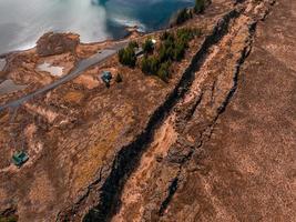 de goed zichtbare tektonische plaat in het nationale park thingvellir in ijsland. foto