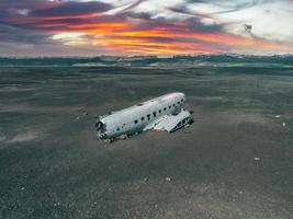 luchtfoto van het oude neergestorte vliegtuig achtergelaten op het strand van solheimasandur in de buurt van vik, ijsland. foto