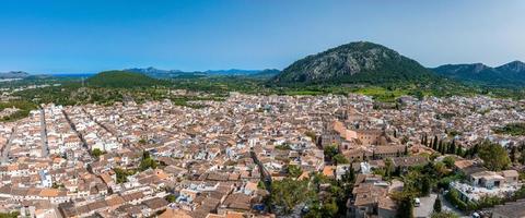 luchtfoto van pollenca, mallorca, spanje. foto