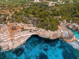 luchtfoto, cala d'es moro, rotskust bij cala de s'almonia foto