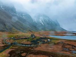 luchtfoto van een vikingdorp op een stormachtige regenachtige dag in ijsland. foto