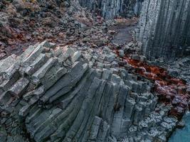 episch uitzicht op de studlagil basalt canyon, ijsland. foto