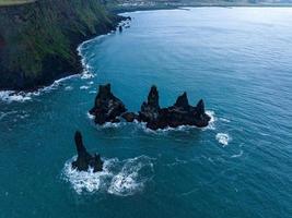 IJsland zwart zandstrand met enorme golven bij reynisfjara vik. foto