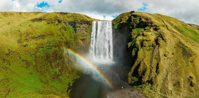 beroemde skogafoss-waterval met een regenboog. dramatische landschap van ijsland tijdens zonsondergang. foto