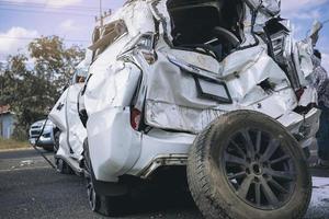 auto-ongeluk gevaarlijk ongeval op de weg. SUV-auto crasht beschadigd door een andere op de weg wachtend op redding. foto