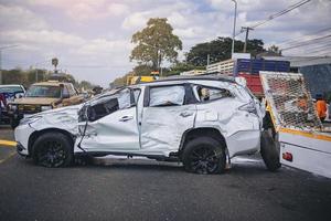 auto-ongeluk gevaarlijk ongeval op de weg. SUV-auto crasht beschadigd door een andere op de weg wachtend op redding. foto