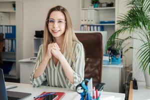 jonge vrouw die op een computer werkt foto