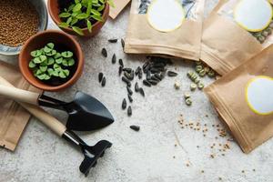 microgreenzaden in papieren zakken en apparatuur voor het zaaien van microgreens. foto