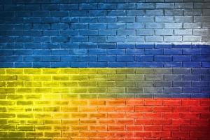 vlag van oekraïne en rusland op bakstenen muur diplomatieke betrekkingen tussen oekraïne en rusland. vlag van de twee landen concept oekraïne rusland conflict foto