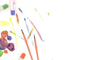 aquarellen en penselen en kleurvlekken op een witte achtergrond plat, bovenaanzicht - afbeelding foto