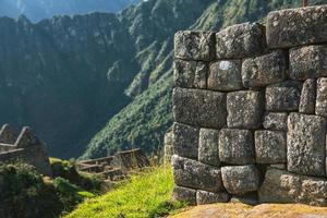 wereldwonder machu picchu in peru. prachtig landschap in het Andesgebergte met inca heilige stadsruïnes. foto