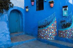 blauwe straat en huizen in chefchaouen, marokko. mooi gekleurde middeleeuwse straat geschilderd in zachtblauwe kleur. foto