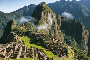 wereldwonder machu picchu in peru. prachtig landschap in het Andesgebergte met inca heilige stadsruïnes. foto