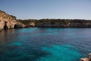 prachtig strand met zeer schoon en azuurblauw water aan de middellandse zee op het eiland ibiza, spanje foto