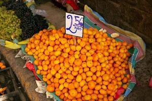 verse groenten en fruit op de lokale markt in lima, peru. marktgroenten verkocht door lokale boeren. foto