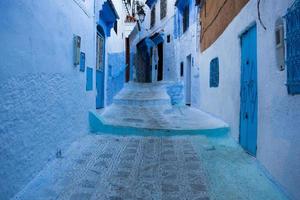 blauwe straat en huizen in chefchaouen, marokko. mooi gekleurde middeleeuwse straat geschilderd in zachtblauwe kleur. foto