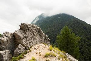 een prachtige landschapsfotografie met de bergen van de Kaukasus in Georgië. foto