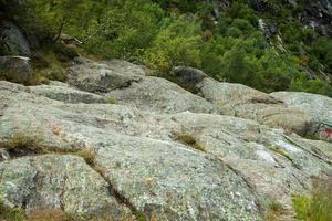 kleurrijke bergtaferelen in noorwegen. prachtig landschap van noorwegen, scandinavië. Noorwegen berglandschap. natuur in de zomer. foto