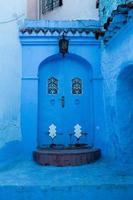 blauwe straat en huizen in chefchaouen, marokko. mooi gekleurde middeleeuwse straat geschilderd in zachtblauwe kleur. foto