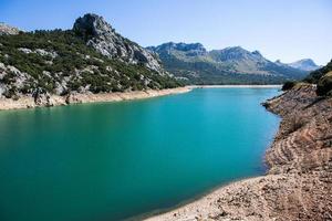 mooi strand met zeer schoon en azuurblauw water aan de middellandse zee op het eiland ibiza, spanje. foto