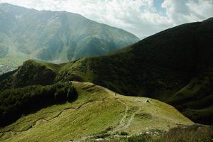 een prachtige landschapsfotografie met de bergen van de Kaukasus in Georgië. foto