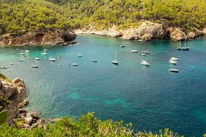 prachtig strand met zeer schoon en azuurblauw water aan de middellandse zee op het eiland ibiza, spanje foto