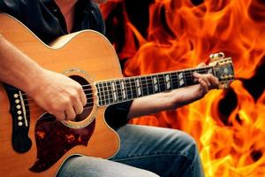 man gitaarspelen tegen brand