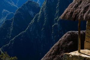 wereldwonder machu picchu in peru. prachtig landschap in het Andesgebergte met inca heilige stadsruïnes. foto