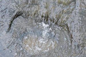 water stroomt in een beek in het regenseizoen. foto