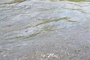 water stroomt in een beek in het regenseizoen. foto