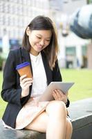 jonge vrouwelijke Aziatische zakenman met behulp van tablet