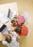 studenten studeren samen in de klas op laptops