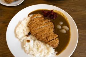 Japanse stijl gebakken varkensvlees curry rijst foto