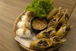 Vietnamese loempia's en vermicelli foto