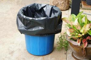 vuilnisbakken gebruiken zwarte zakken om erin te doen. foto
