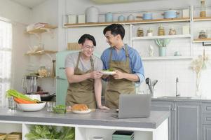 jong glimlachend homopaar koken samen in de keuken thuis, lgbtq en diversiteitsconcept. foto