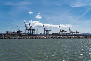 commerciële zeehaven uitzicht vanaf de zee livorno toscane italië foto